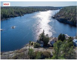 At THis Waterfront Hideaway, You Will Never Want to Be Found, Ontario